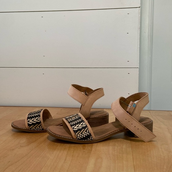 TOMS women’s sandals! Worn once, in great condition!! Leather straps and woven - Picture 1 of 11